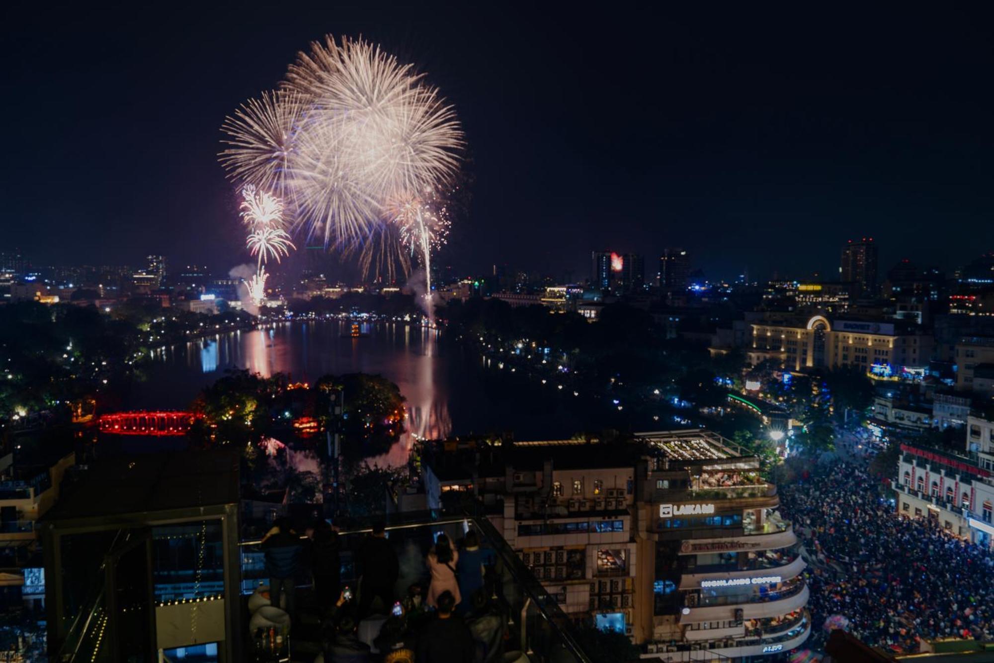May De Ville Lakeside Hotel Hanoi Exterior foto Fireworks at the Danube Festival