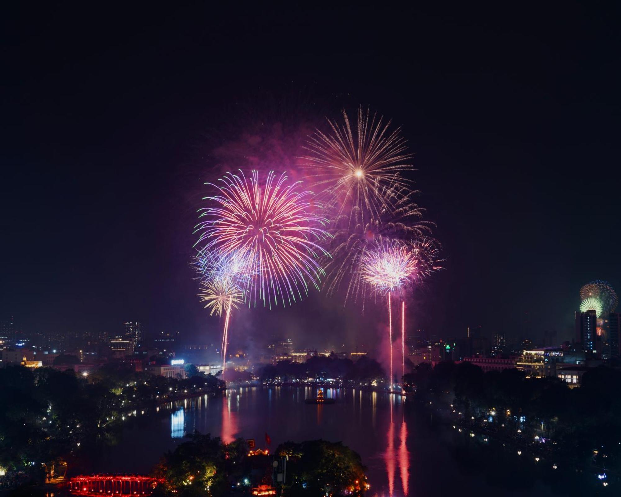 May De Ville Lakeside Hotel Hanoi Exterior foto Fireworks at the 2013 National Day Parade