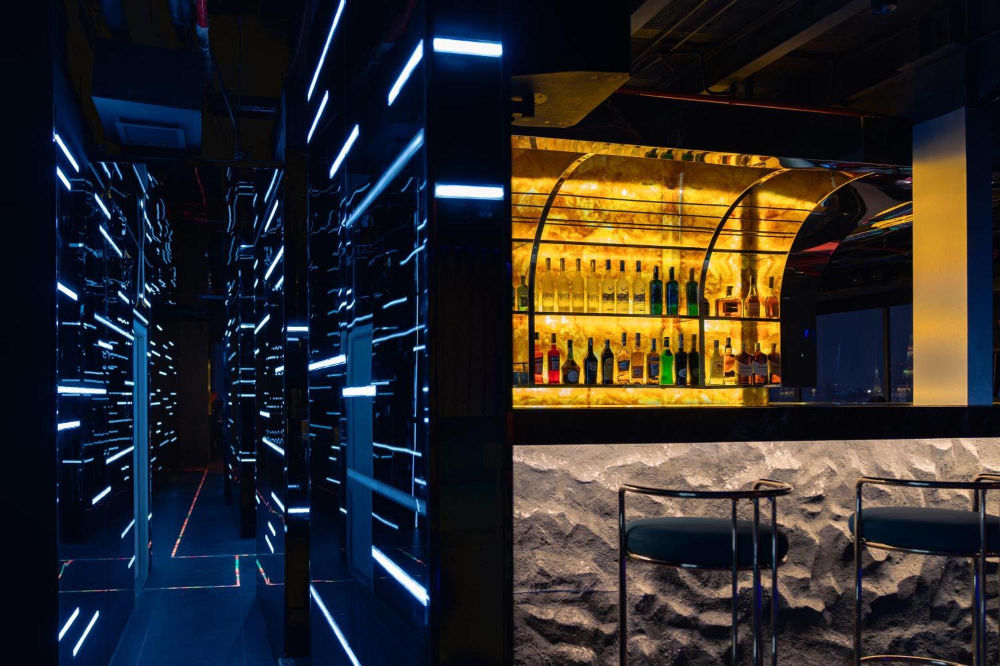 May De Ville Lakeside Hotel Hanoi Exterior foto The bar at the 360° Ice Bar