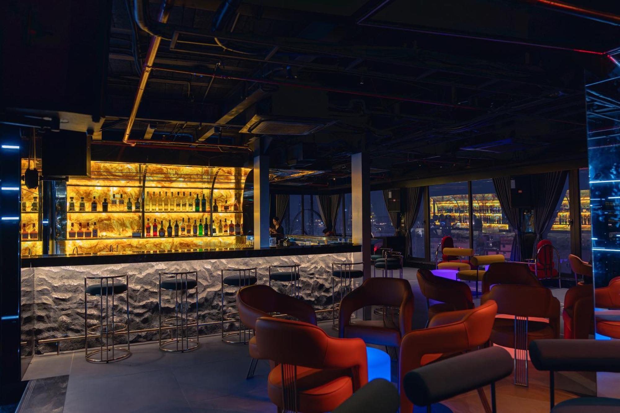 May De Ville Lakeside Hotel Hanoi Exterior foto The bar at the 101 bar