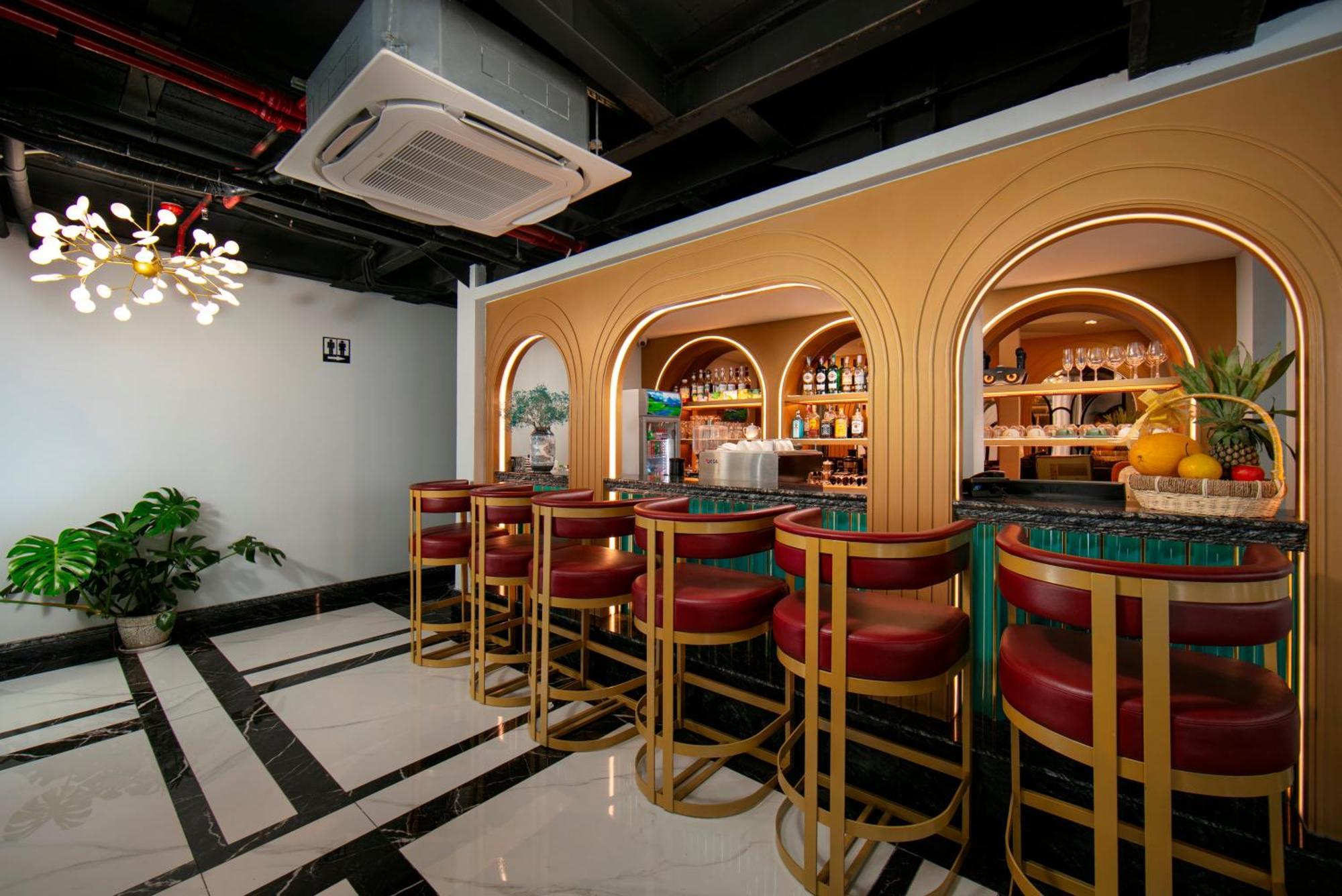May De Ville Lakeside Hotel Hanoi Exterior foto The bar at the hotel
