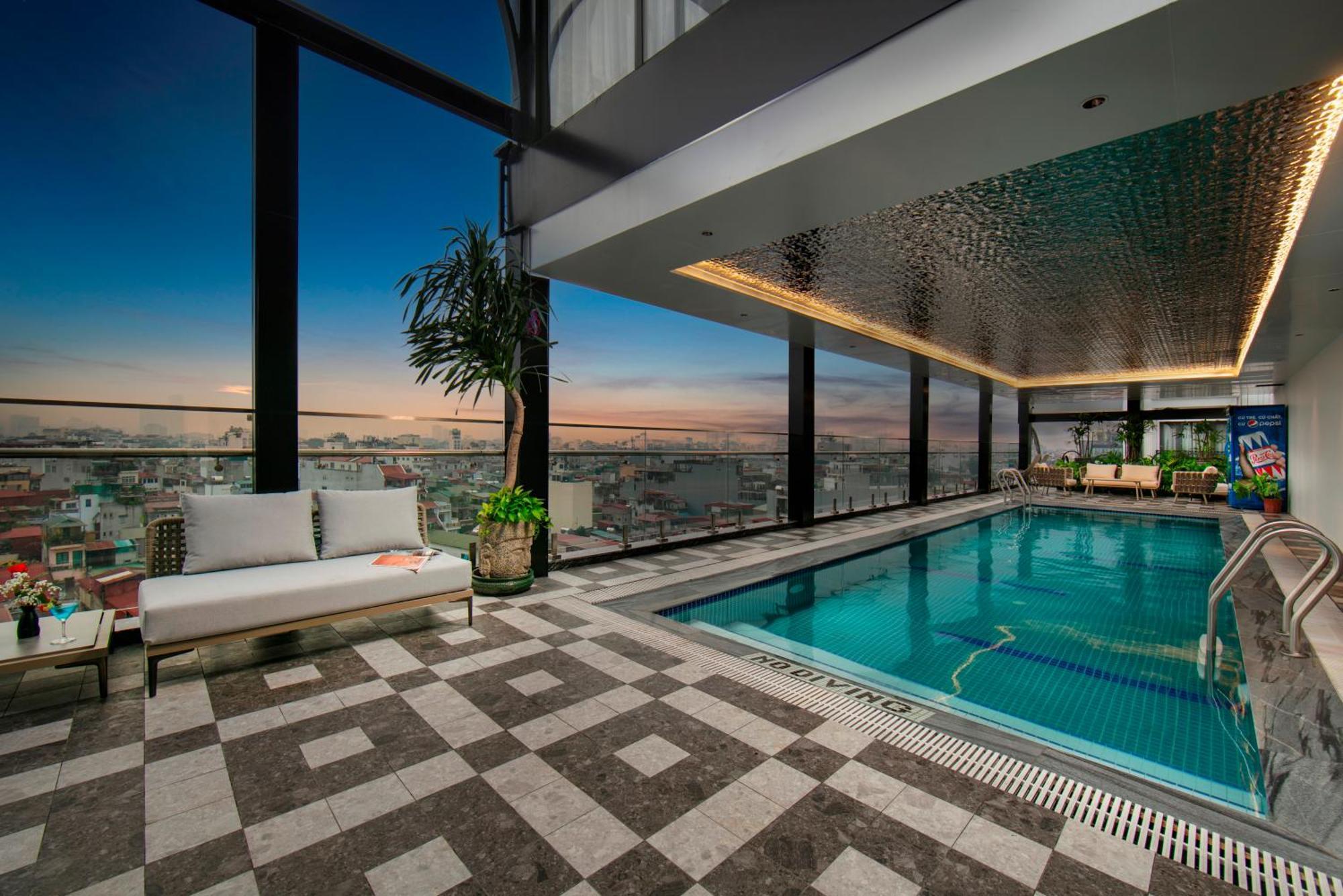 May De Ville Lakeside Hotel Hanoi Exterior foto The swimming pool at the 360° Sky Lounge