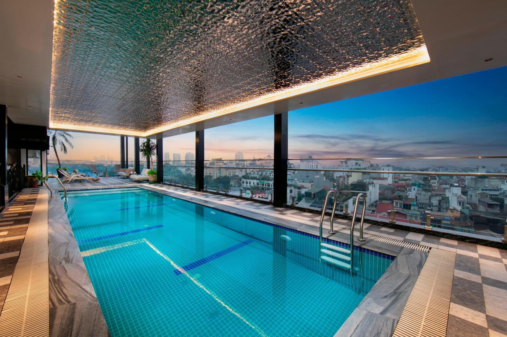 May De Ville Lakeside Hotel Hanoi Exterior foto The swimming pool at the 360° Sky Lounge