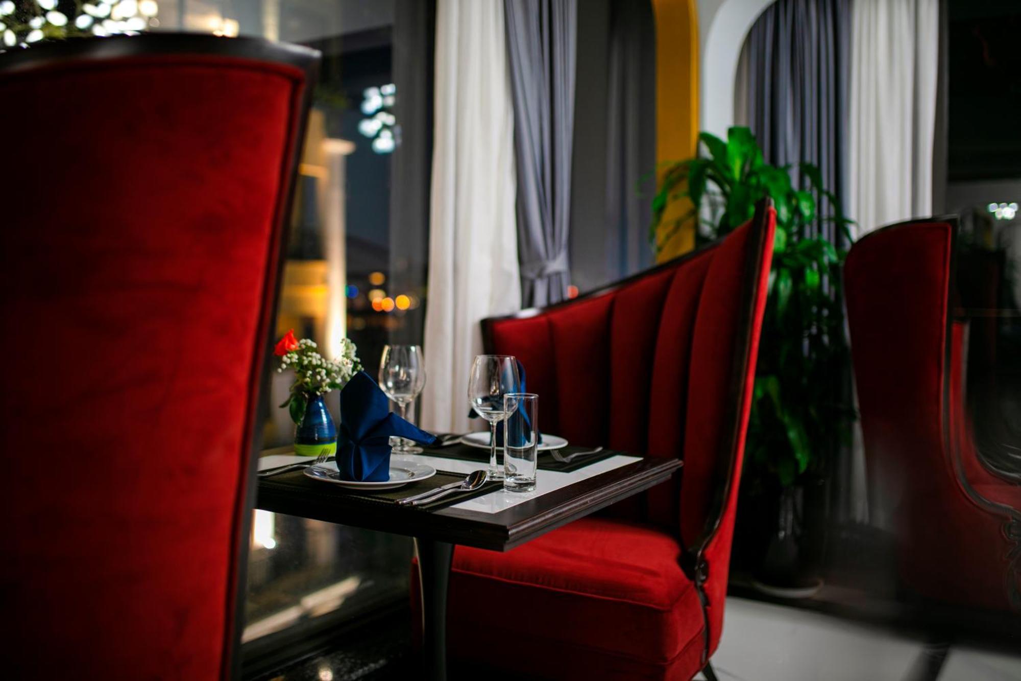 May De Ville Lakeside Hotel Hanoi Exterior foto Restaurant interior