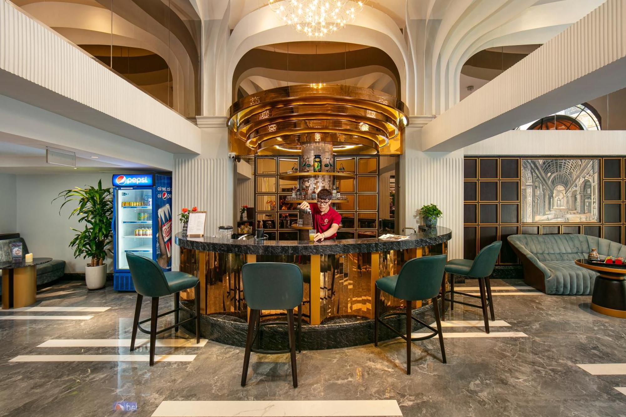 May De Ville Lakeside Hotel Hanoi Exterior foto The bar at the hotel
