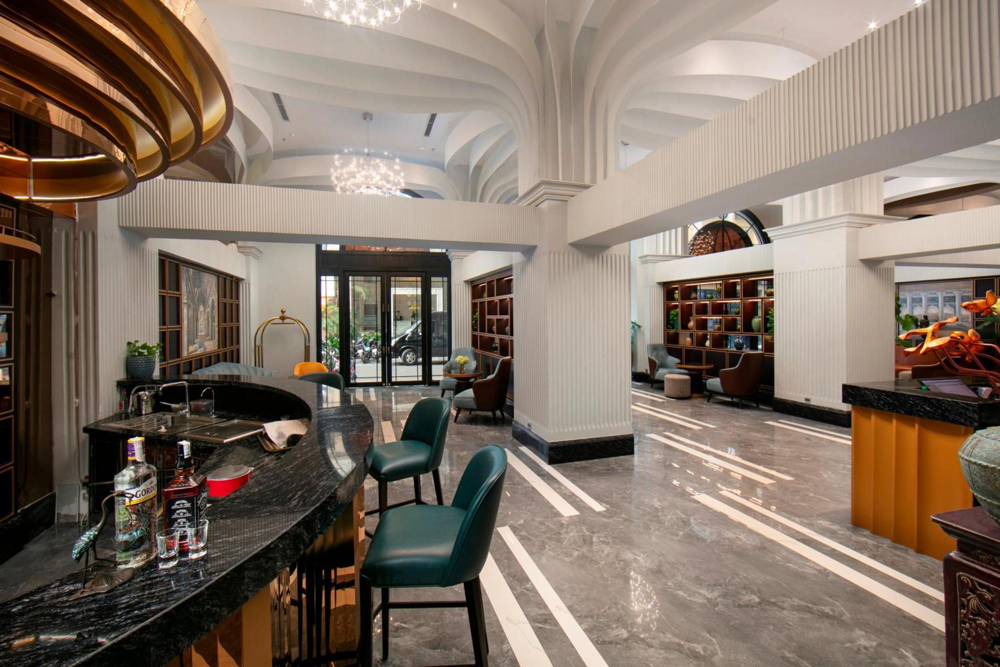 May De Ville Lakeside Hotel Hanoi Exterior foto The lobby of the hotel