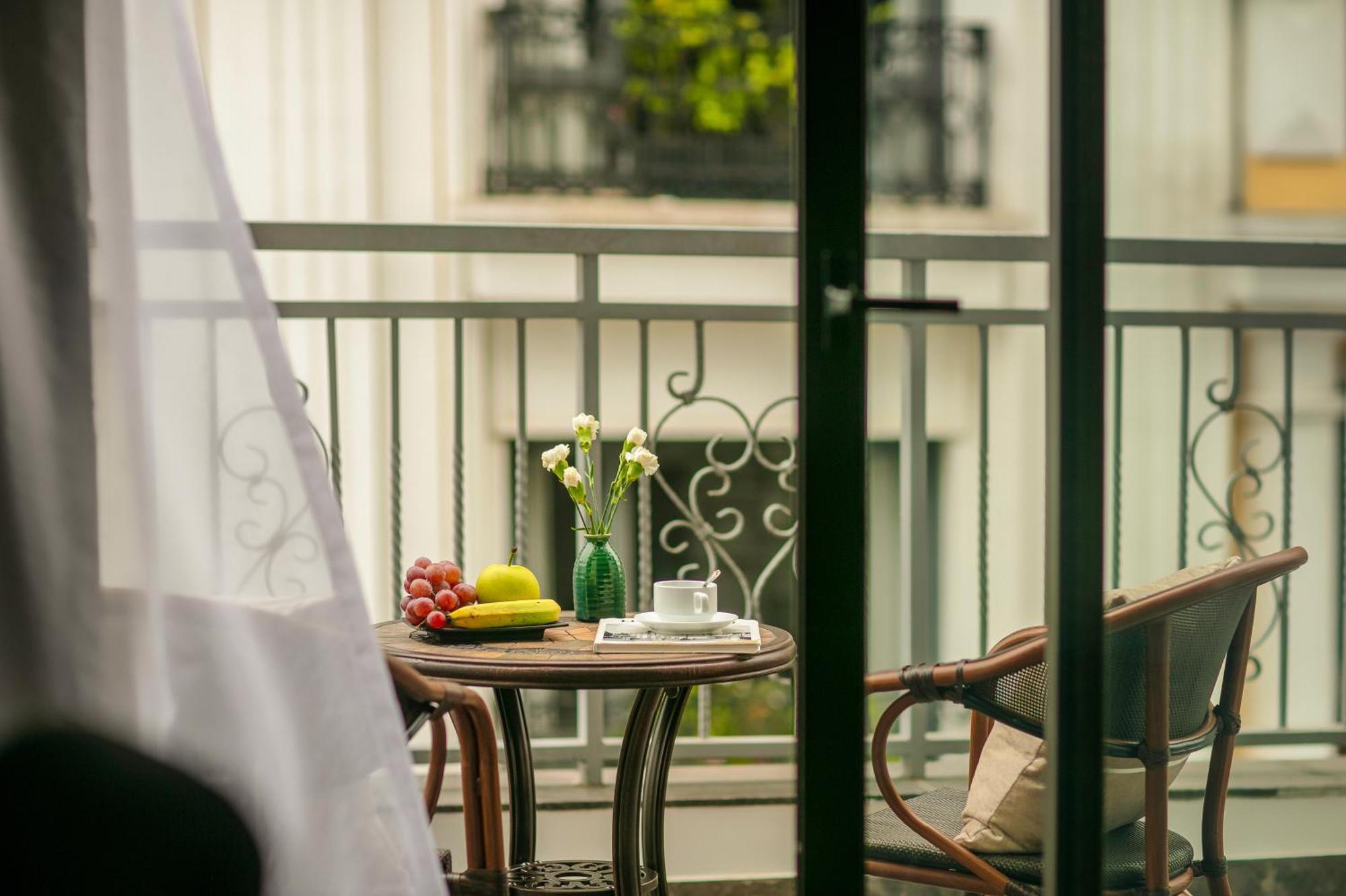 May De Ville Lakeside Hotel Hanoi Exterior foto A balcony in a hotel room