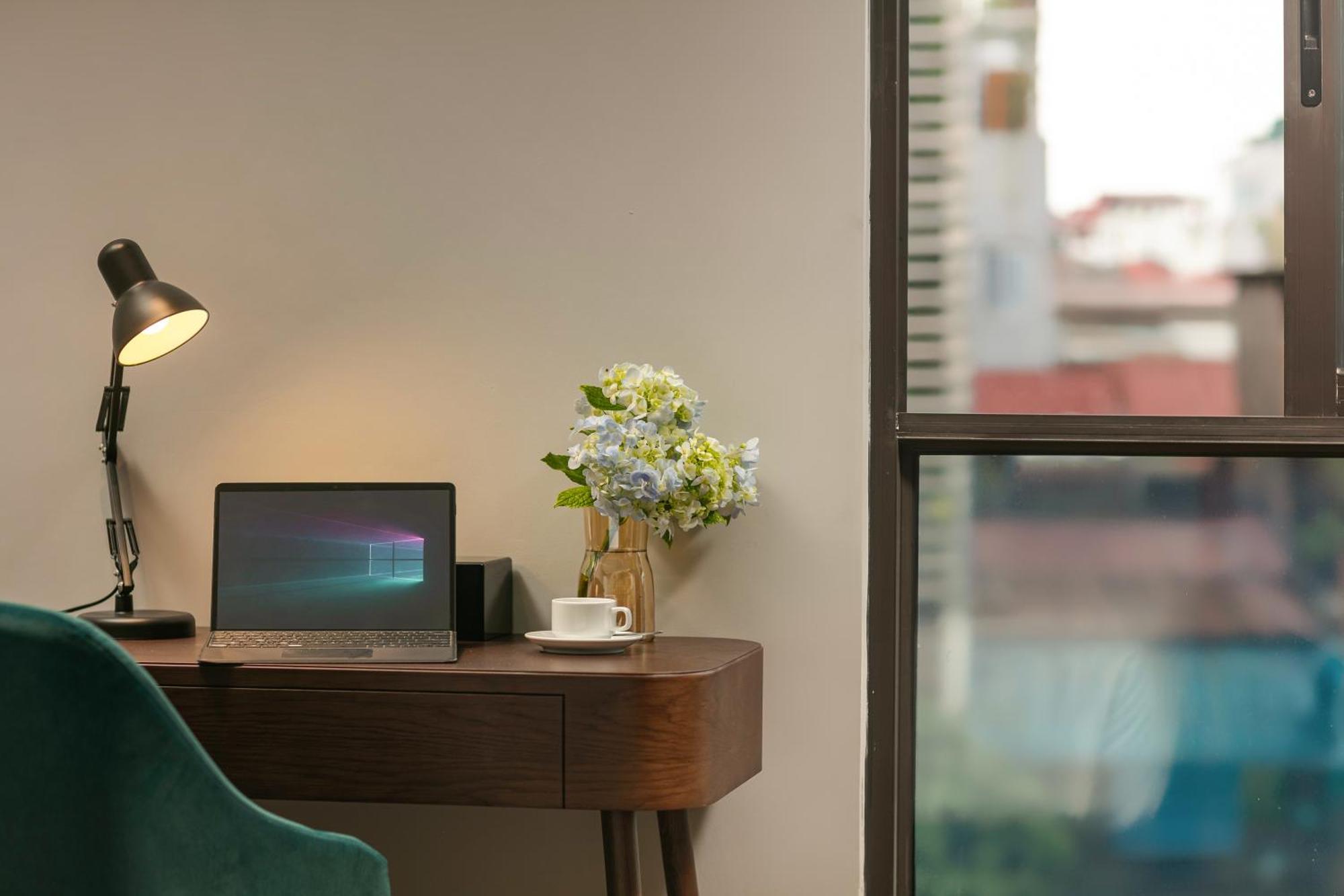 May De Ville Lakeside Hotel Hanoi Exterior foto A Microsoft Surface Pro 4