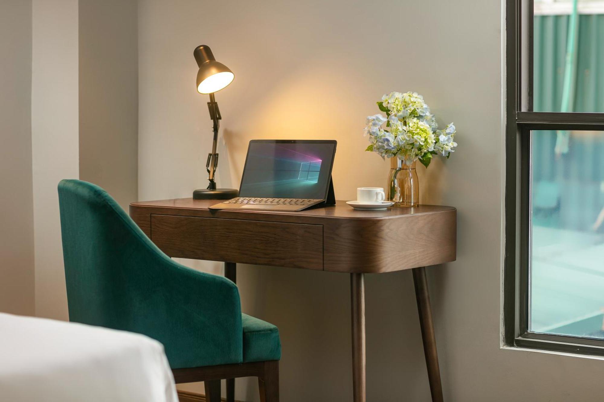 May De Ville Lakeside Hotel Hanoi Exterior foto A modern desk with a chair