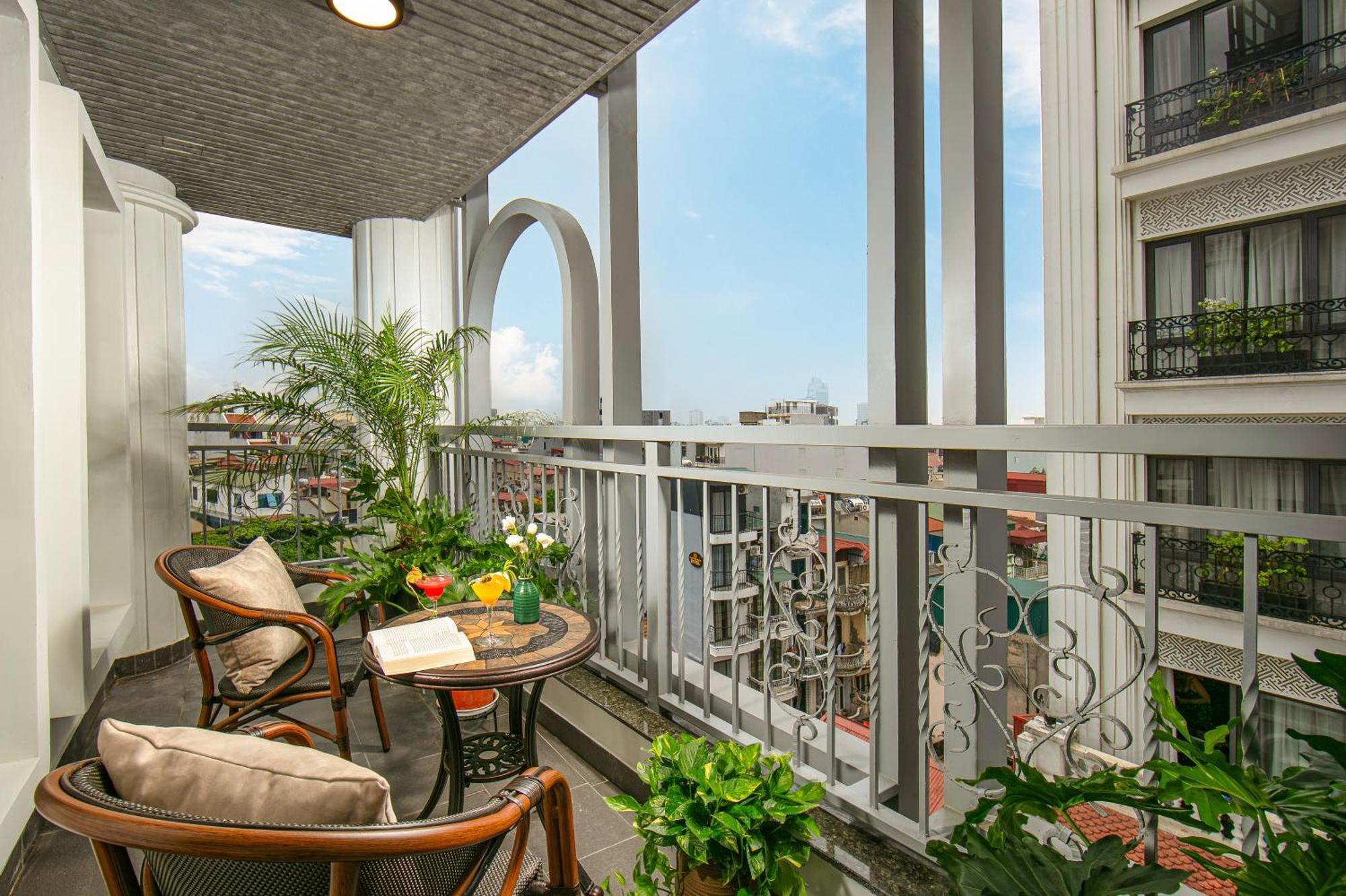 May De Ville Lakeside Hotel Hanoi Exterior foto A balcony