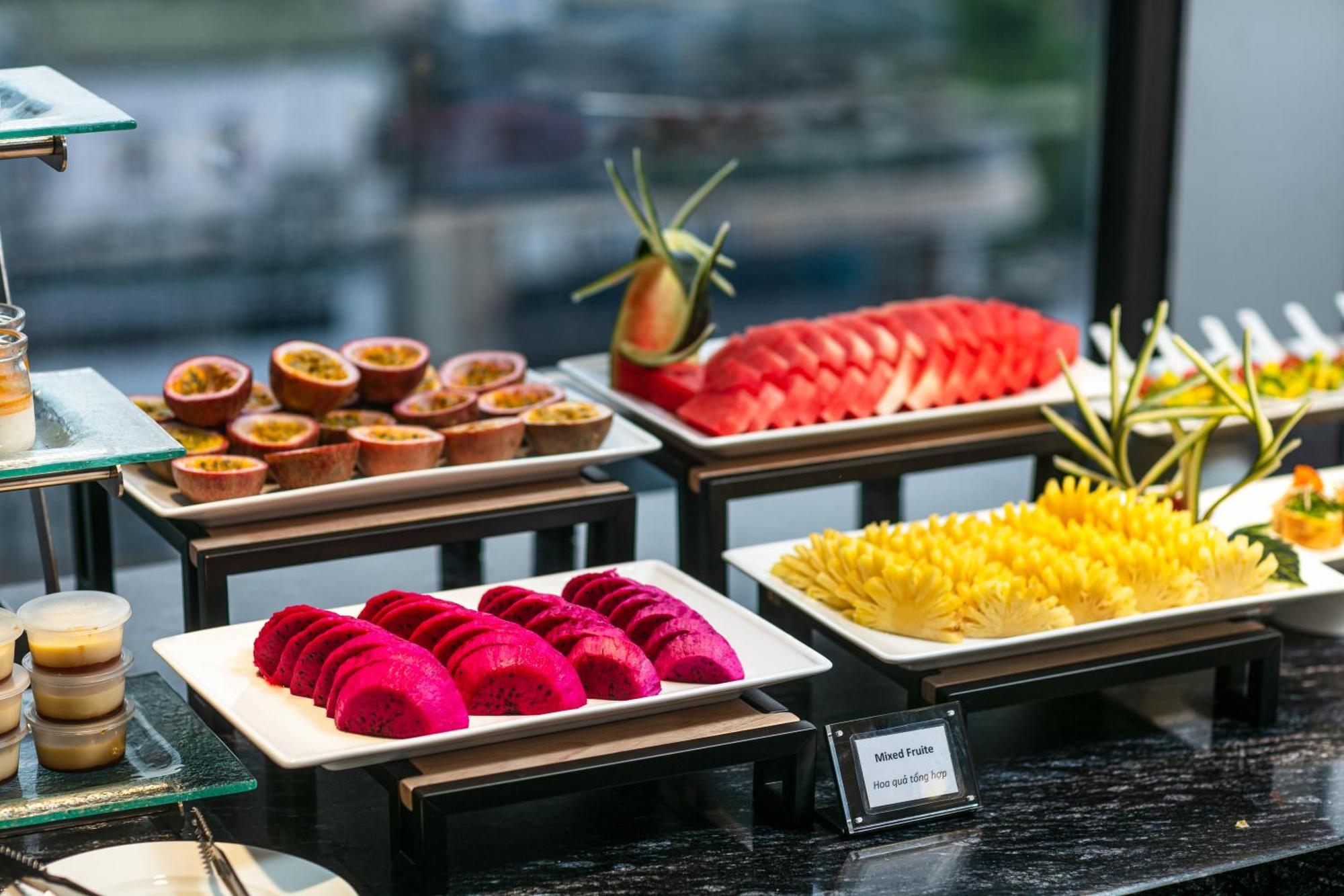 May De Ville Lakeside Hotel Hanoi Exterior foto A selection of tropical fruit