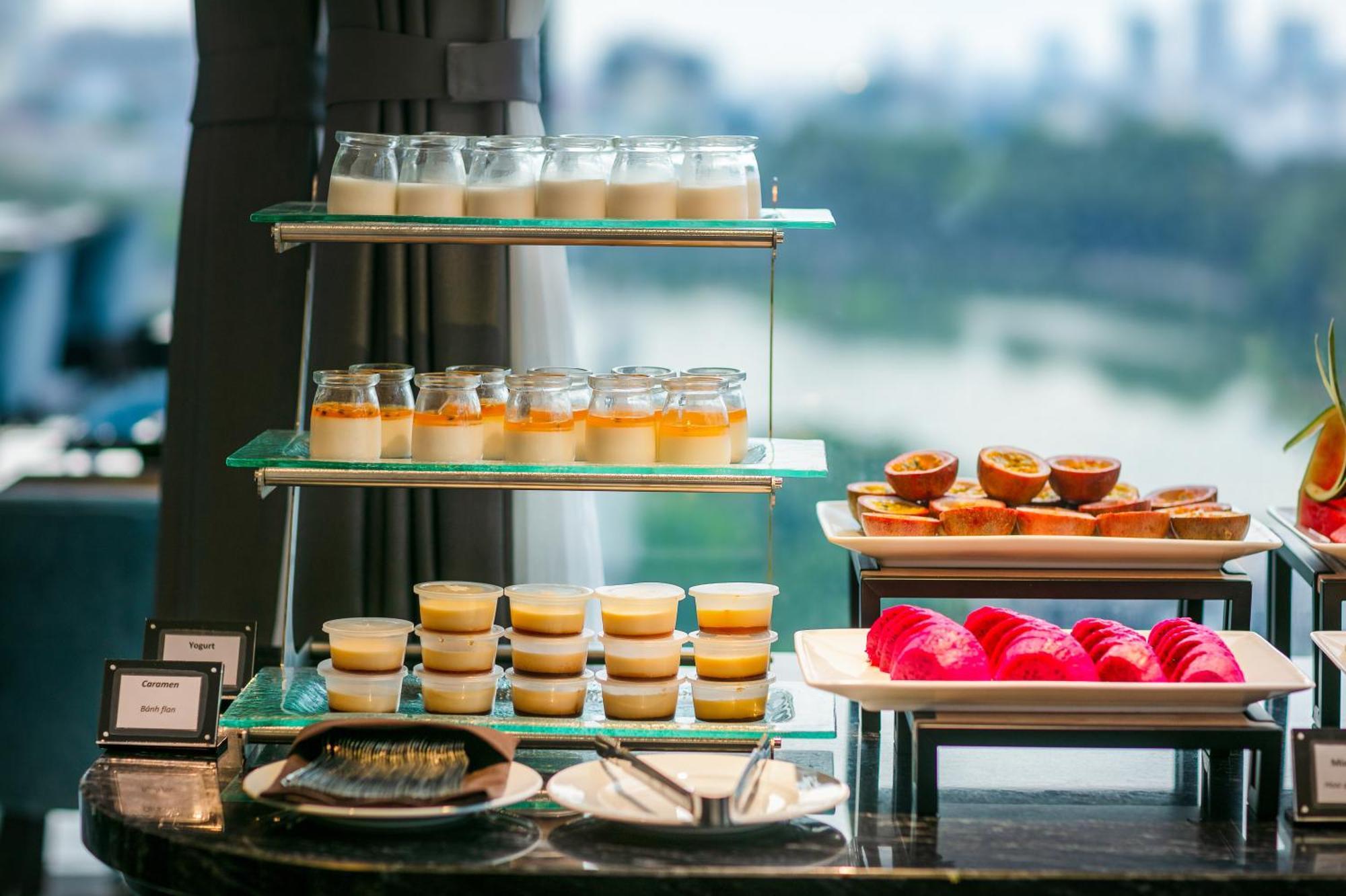 May De Ville Lakeside Hotel Hanoi Exterior foto A dessert buffet