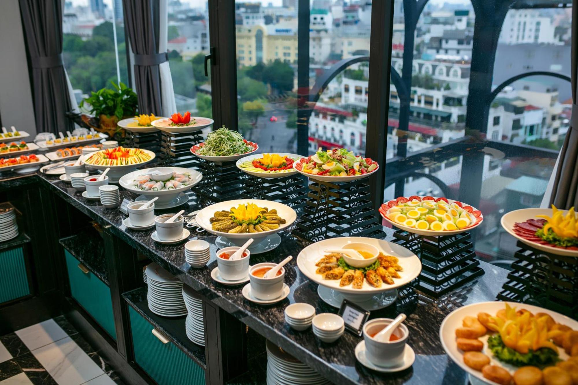 May De Ville Lakeside Hotel Hanoi Exterior foto A buffet at a hotel