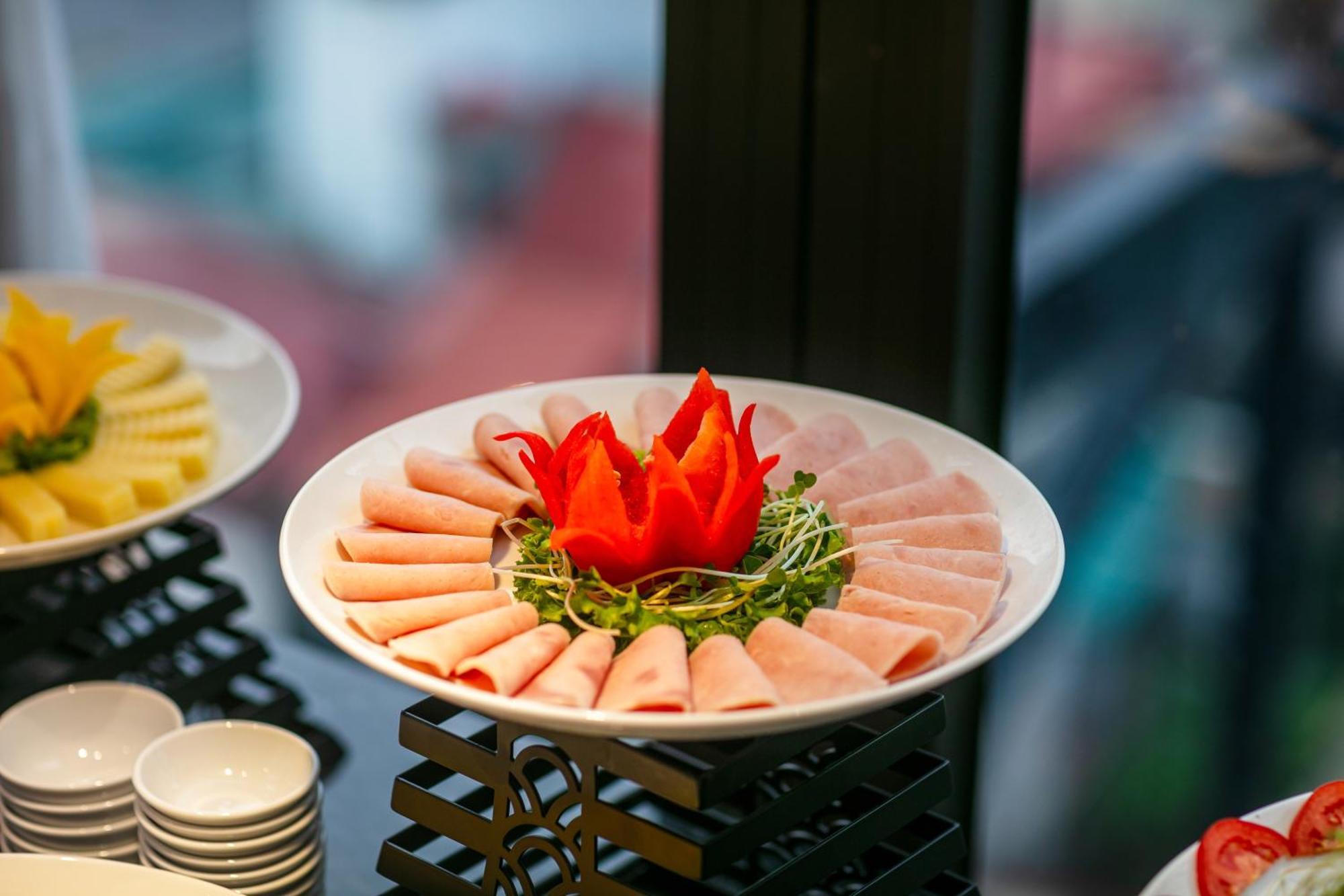 May De Ville Lakeside Hotel Hanoi Exterior foto A platter of ham