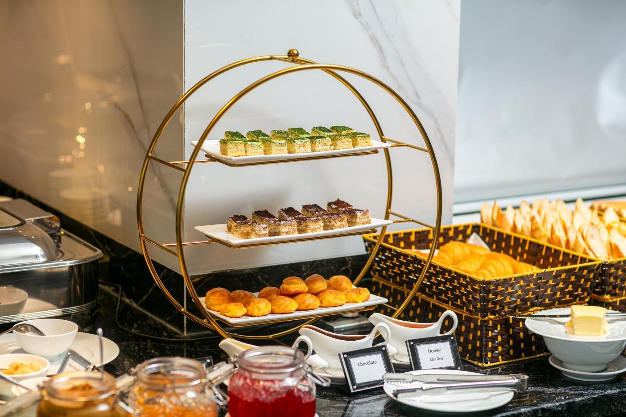 May De Ville Lakeside Hotel Hanoi Exterior foto A tiered serving stand