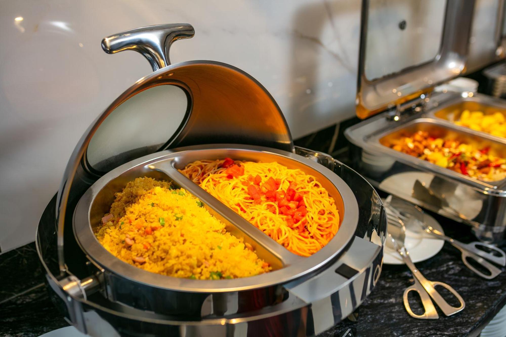 May De Ville Lakeside Hotel Hanoi Exterior foto A chafing dish