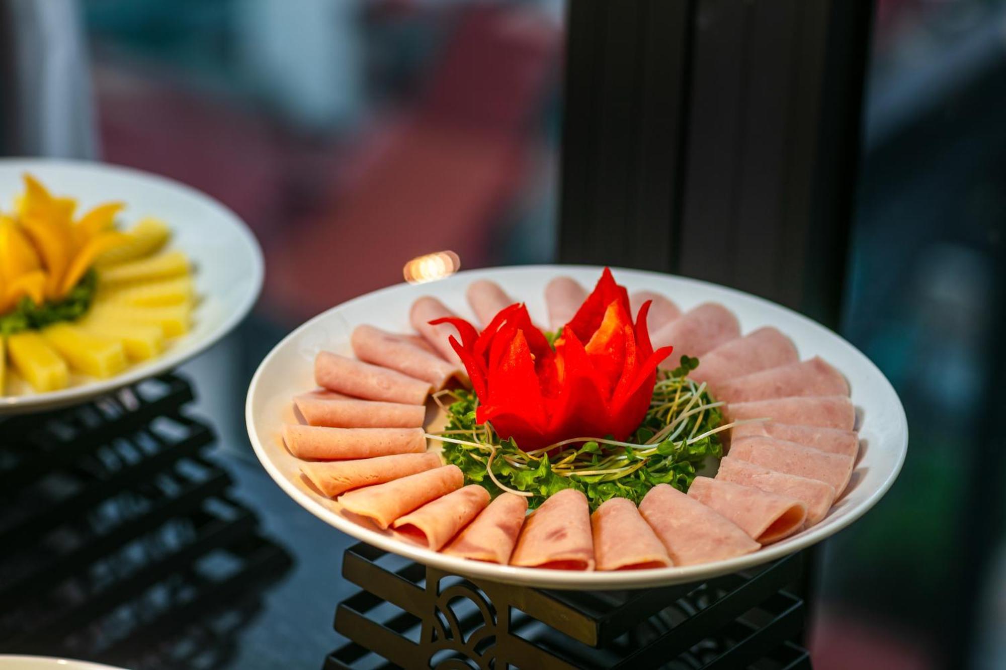 May De Ville Lakeside Hotel Hanoi Exterior foto A platter of ham